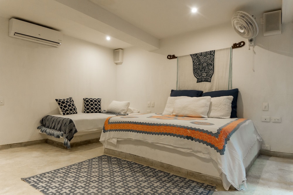 Deep soaking bathtub