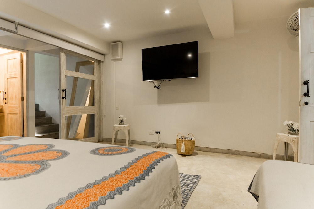 Deep soaking bathtub