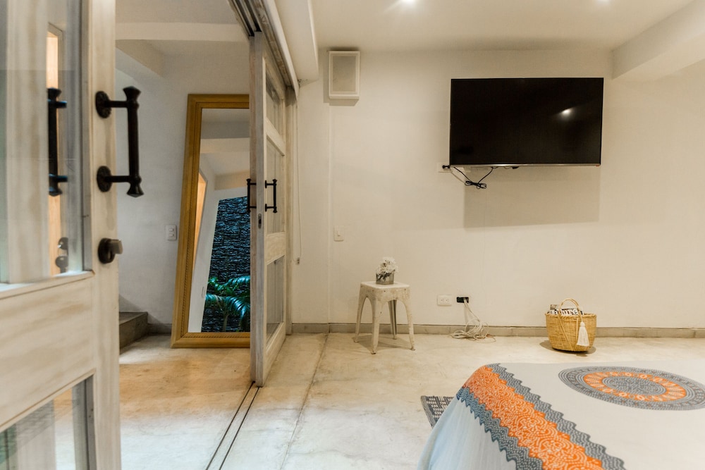 Deep soaking bathtub