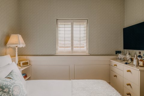 Medium Classic bedroom