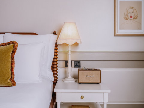 Medium bedroom
