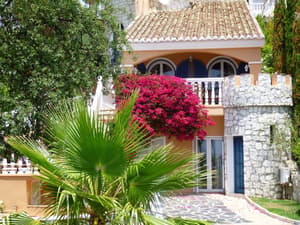 thumbnail: Front of property