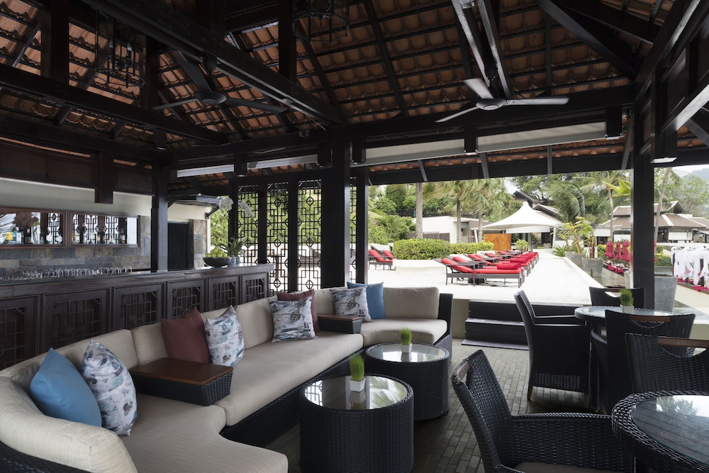 Poolside bar