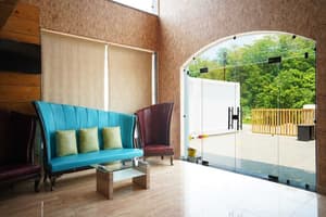 thumbnail: Lobby sitting area