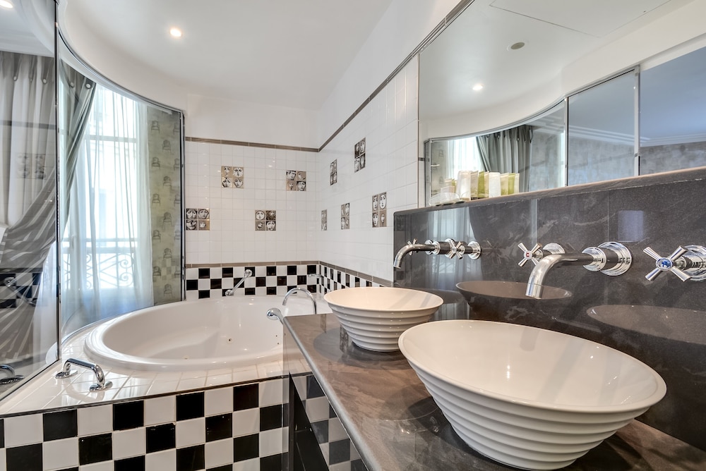 Private spa tub