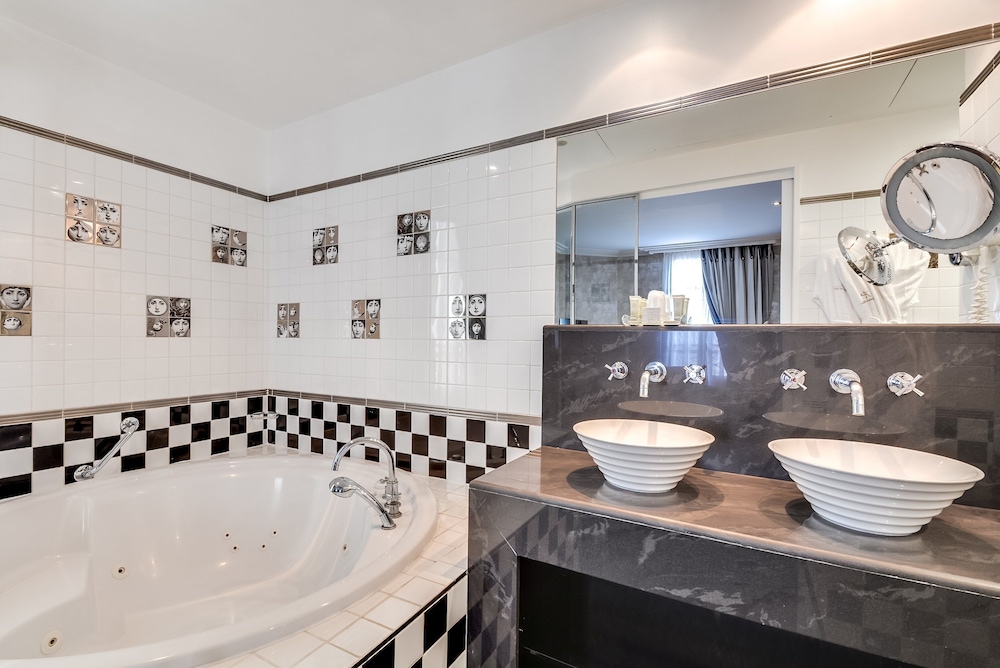 Jetted tub