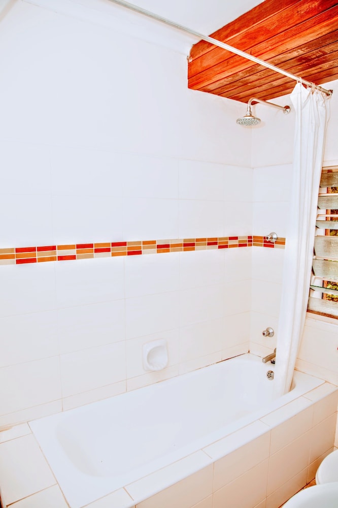 Deep soaking bathtub