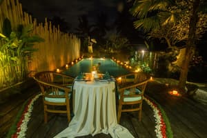 thumbnail: Outdoor dining