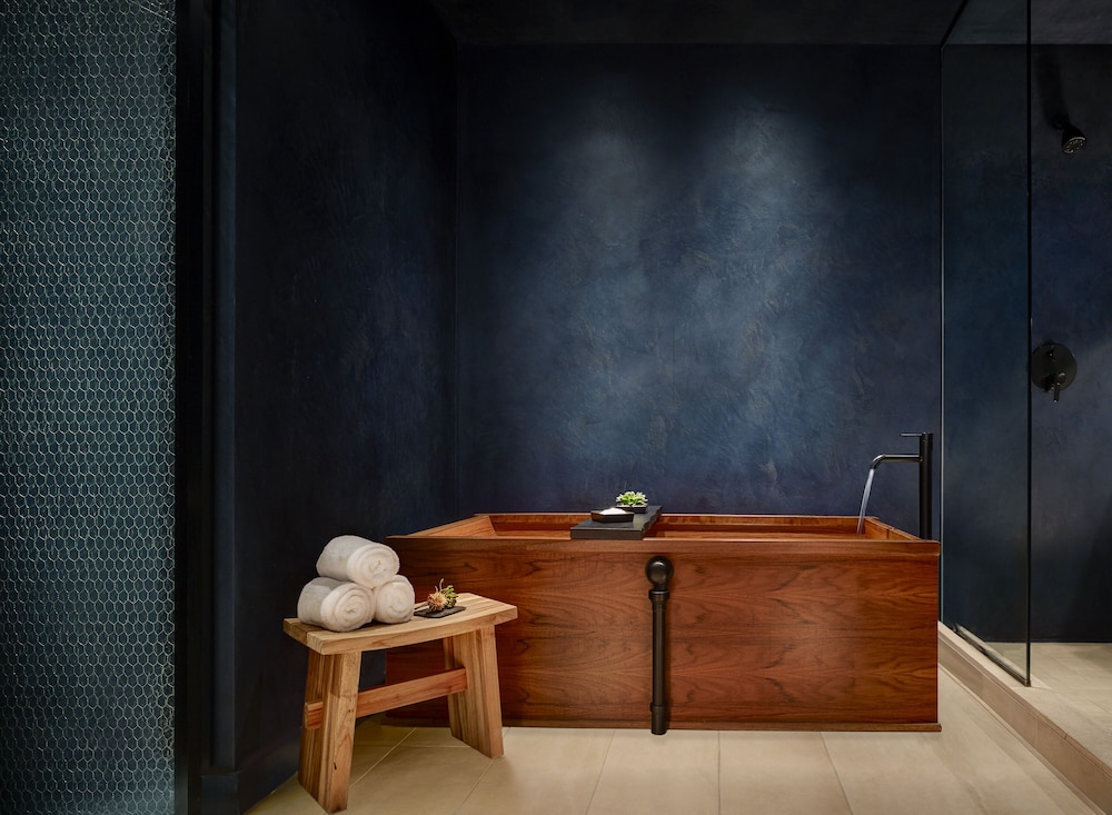 Deep soaking bathtub