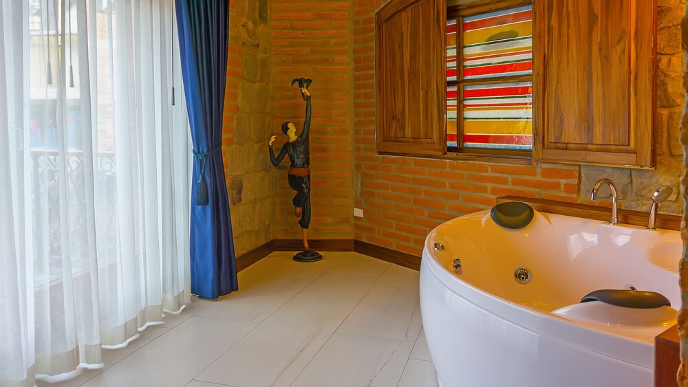 Private spa tub