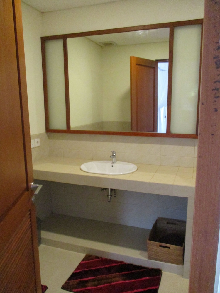 Bathroom sink