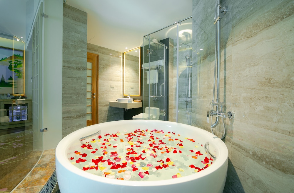 Deep soaking bathtub