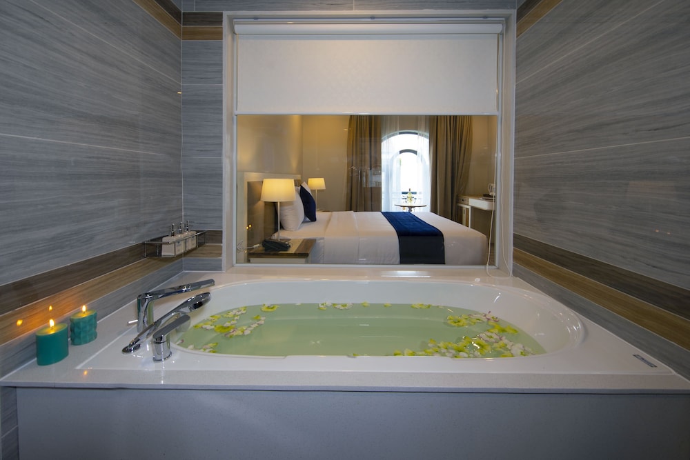 Deep soaking bathtub