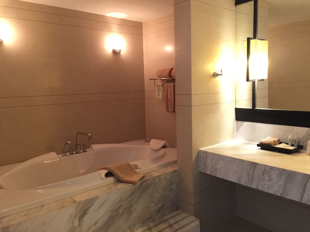 Deep soaking bathtub