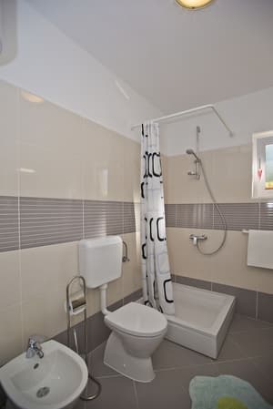 thumbnail: Bathroom amenities