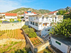 thumbnail: Front of property
