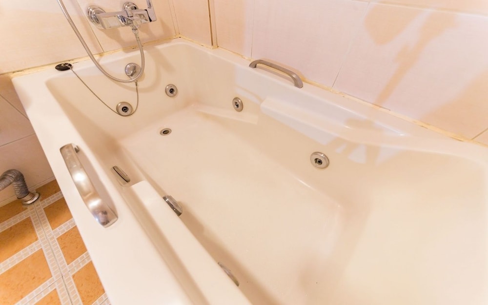 Jetted tub