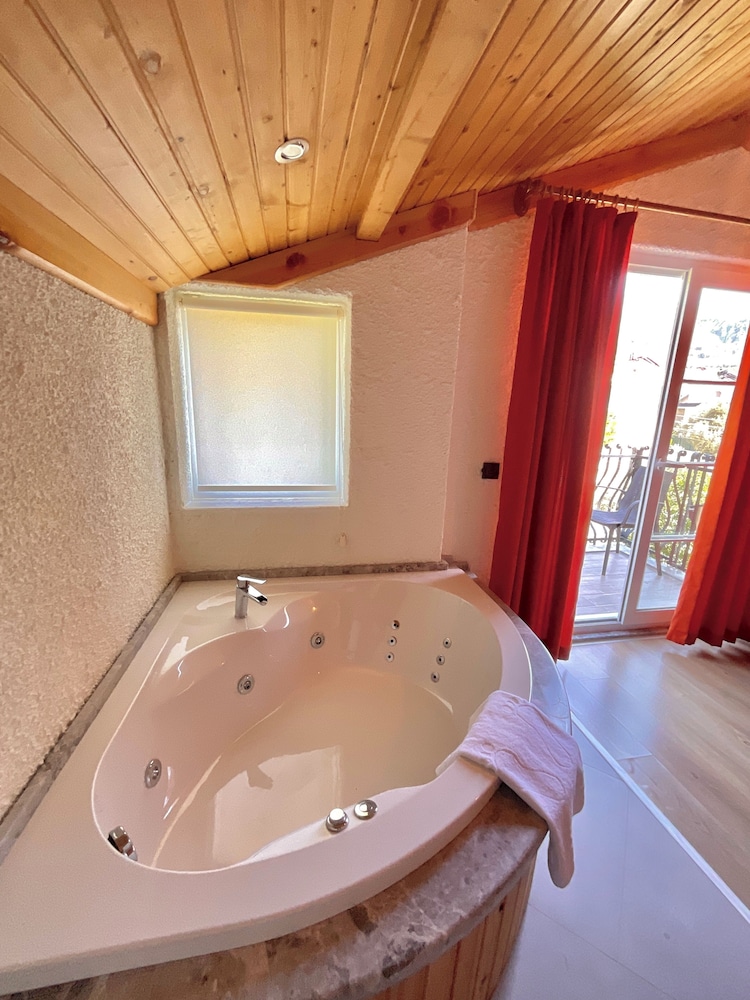Jetted tub