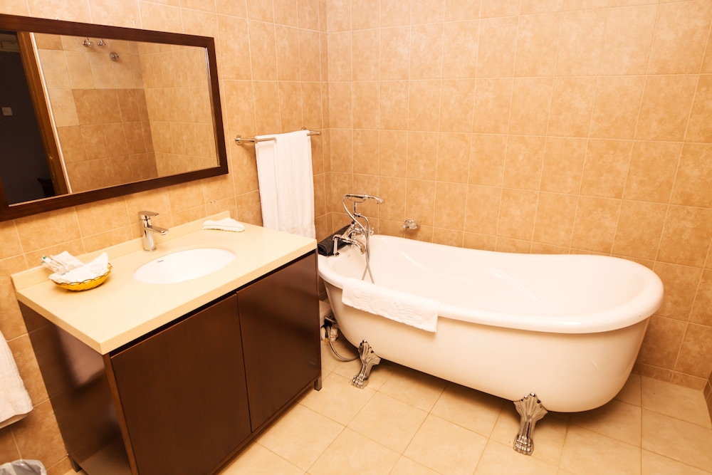 Deep soaking bathtub