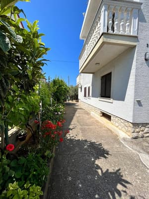 thumbnail: Front of property