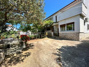 thumbnail: Front of property