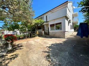 thumbnail: Front of property