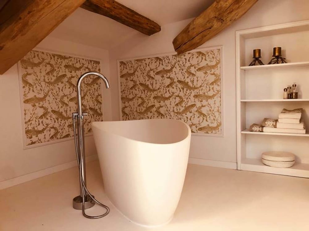 Deep soaking bathtub