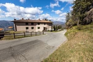 thumbnail: Front of property