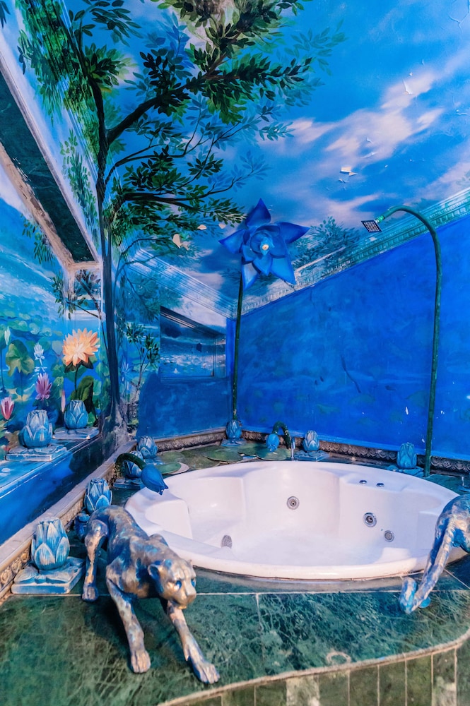 Deep soaking bathtub