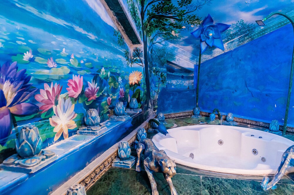 Deep soaking bathtub