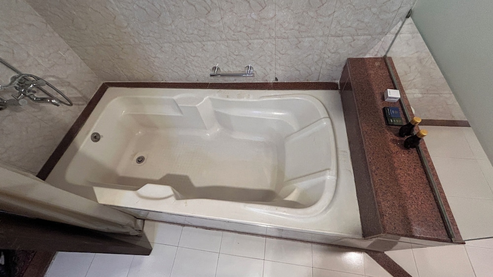 Deep soaking bathtub
