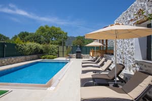 thumbnail: Front of property