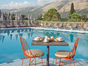 thumbnail: Outdoor dining