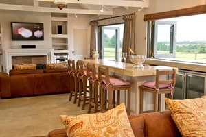 thumbnail: Bar (on property)