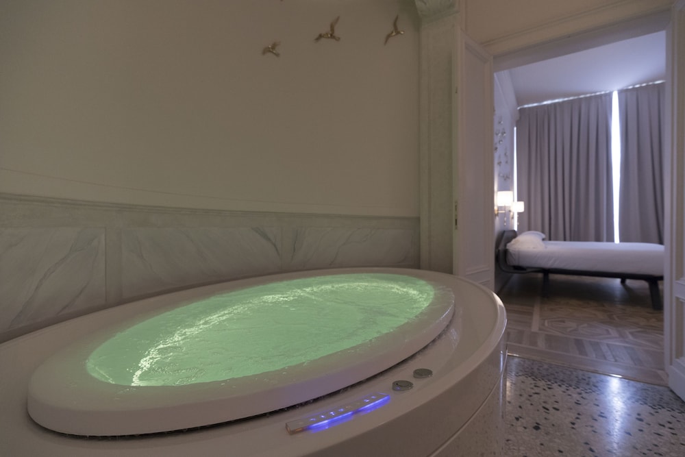 Private spa tub