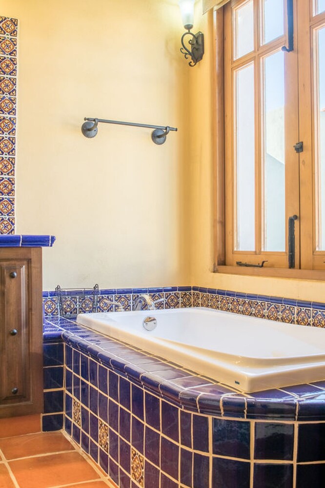 Deep soaking bathtub