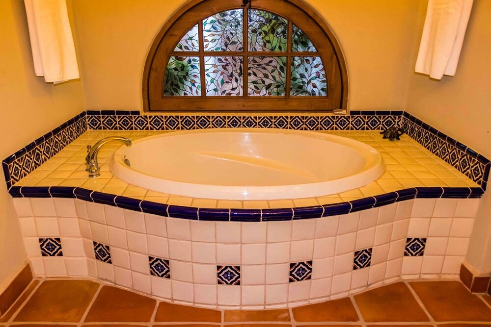Deep soaking bathtub