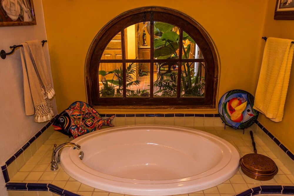Deep soaking bathtub