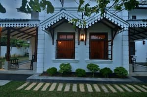 thumbnail: Exterior detail