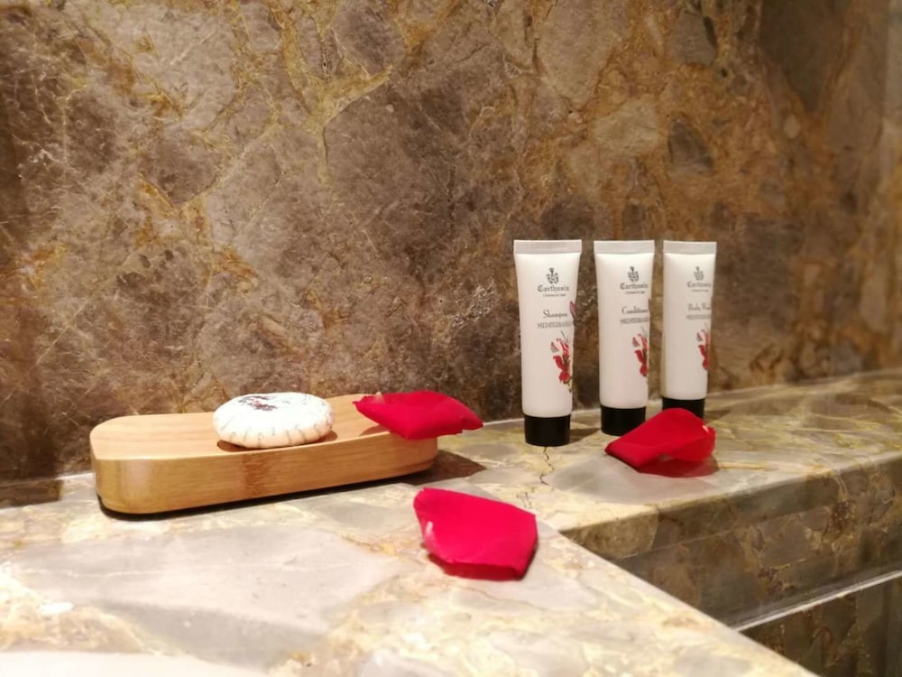 Bathroom amenities