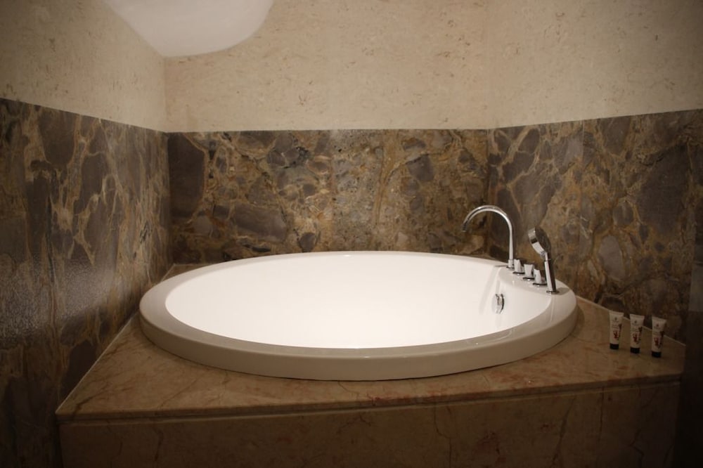 Deep soaking bathtub