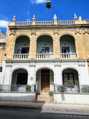 thumbnail: Front of property