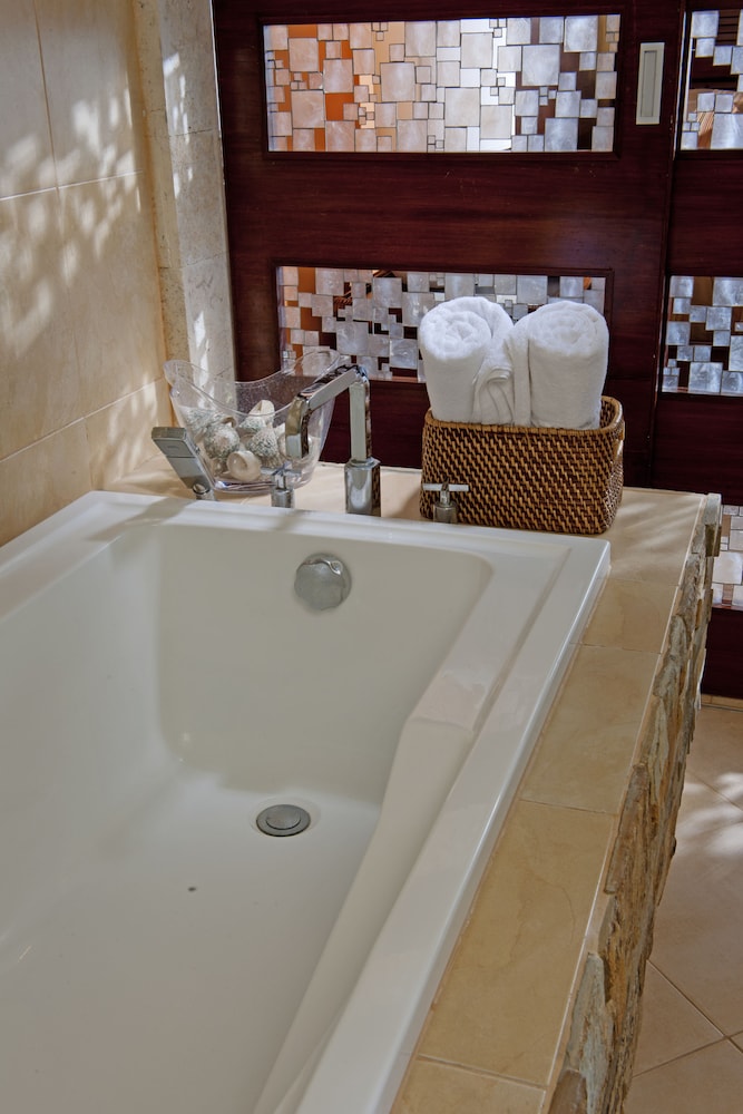 Deep soaking bathtub