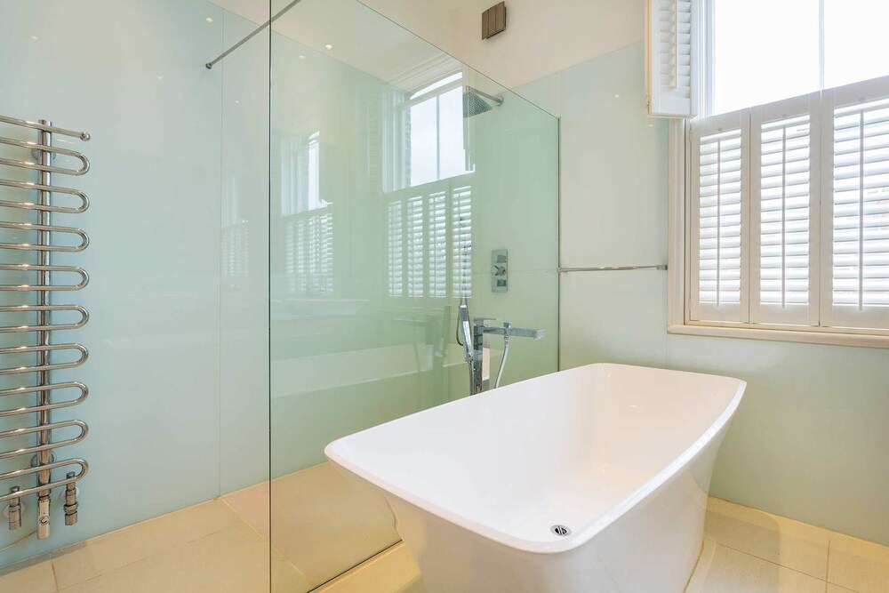 Deep Soaking Bathtub