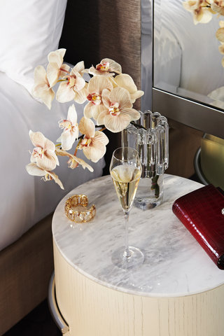 Suite Bedside