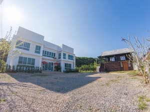 thumbnail: Front of property