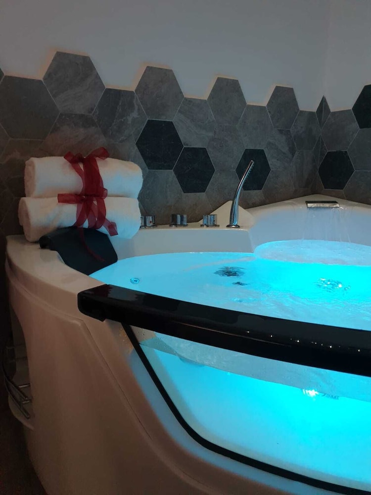 Private spa tub