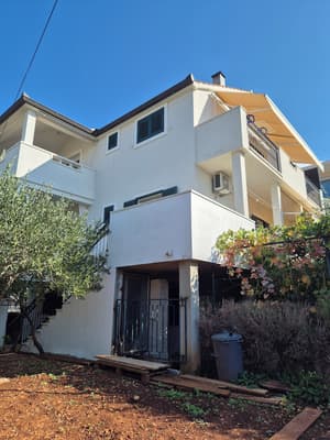 thumbnail: Front of property