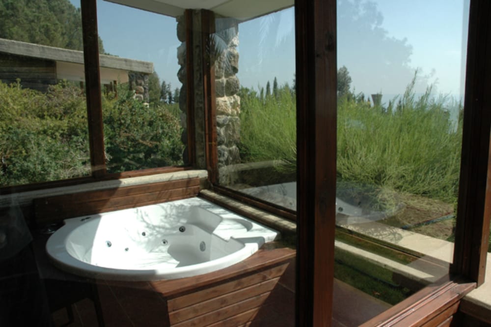 Private spa tub