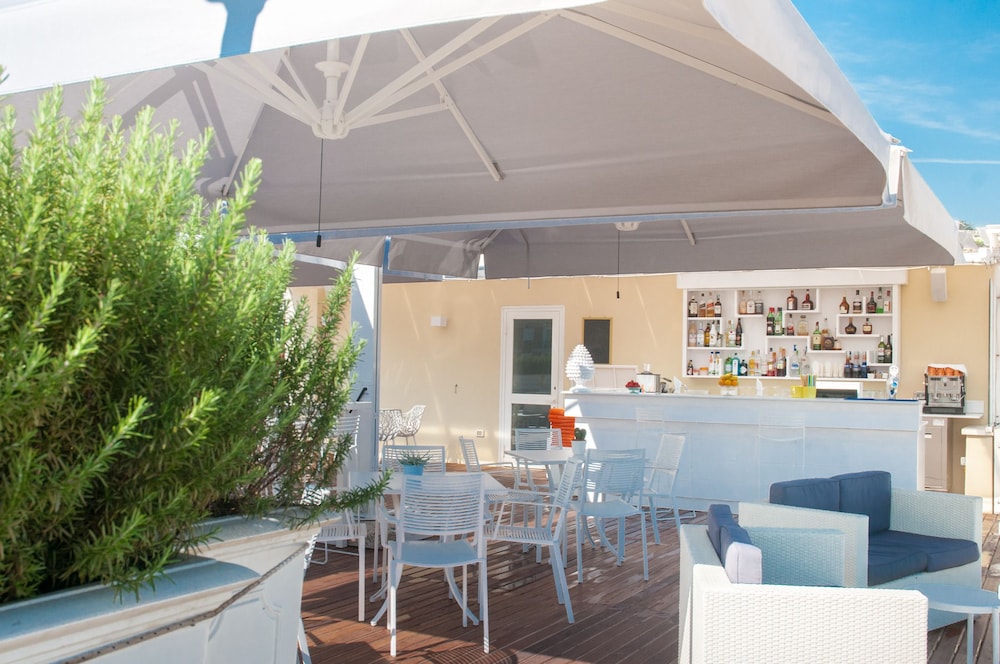 Poolside bar